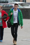 Straßenmode in Minsk. 04/2013. Teil 1 (Looks: grüne Jacke, weißes bedrucktes T-shirt, schwarze Jeans, Brille)