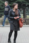 Moda uliczna w Mińsku. 04/2013. Część 1 (ubrania i obraz: rajstopy czarne, skórzana kurtka biker czarna)