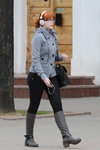 Straßenmode in Minsk. 04/2013. Teil 1 (Looks: graue Stiefel, schwarze Jeans, schwarze Handtasche, rote Haare)