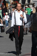 Уличная мода в Минске. Начало осени. Часть 1 (наряды и образы: белая рубашка, чёрные подтяжки, чёрные брюки на застёжке-молнии)