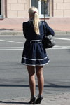 Straßenmode in Minsk. 09/2013. Teil 1 (Looks: schwarze Handtasche, blauer Trenchcoat, hautfarbene transparente Strumpfhose, blonde Haare, Pferdeschwanz (Frisur))