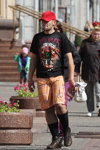 Straßenmode in Minsk. 09/2013. Teil 1 (Looks: rote Baseballcap, schwarzes bedrucktes T-shirt, karierte Shorts, braune boots, schwarze Kniestrümpfe)