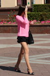Straßenmode in Minsk. 09/2013. Teil 1 (Looks: rosaner Pullover aus Strickware, schwarze Handtasche, schwarzer Mini Rock, hautfarbene transparente Strumpfhose)