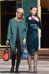 Вулична мода в Мінську. Початок осені. Частина 1 (наряди й образи: блонд (колір волосся), пальто кольору морської хвилі, чорні джинси, жіночий костюм (жакет, спідниця), сірі прозорі колготки, блакитна сумка)