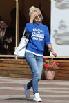 Уличная мода в Минске. Начало осени. Часть 1 (наряды и образы: синий джемпер, белая сумка, белые кеды, синие джинсы)