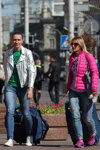 Straßenmode in Minsk. 09/2013. Teil 1 (Looks: silberne Biker-Jacke, gesteppte Fuchsia Jacke, blaue zerrissene Jeans, Fuchsia Sneakers)