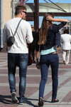 Вулична мода в Мінську. Початок осені. Частина 1 (наряди й образи: білий джемпер, сіні джинси, сіній жакет, сіні джинси, чорні туфлі)