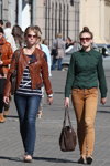Straßenmode in Minsk. 09/2013. Teil 1 (Looks: gestreiftes Top, blaue Jeans, Sonnenbrille, braune Lederjacke, grüne Bluse, sandfarbene Jeans, braune Handtasche)