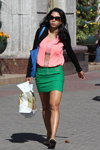 Уличная мода в Минске. Начало осени. Часть 1 (наряды и образы: зеленая юбка, розовая блуза, чёрная кофта)