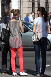 Вулична мода в Мінську. Початок осені. Частина 1 (наряди й образи: білі кросівки, коралові джинси, чорна сумка, смугаста чорно-біла туніка, пучок (зачіска))