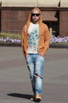 Уличная мода в Минске. Начало осени. Часть 1 (наряды и образы: рваные джинсы, белая футболка с принтом)