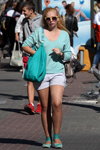 Straßenmode in Minsk. 09/2013. Teil 1 (Looks: türkiser Pullover, türkise Handtasche, türkise Ballerinas, weiße Shorts, hautfarbene transparente Strumpfhose)