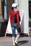 Уличная мода в Минске. Начало осени. Часть 1 (наряды и образы: белая бейсболка, чёрная сумка, розовый шарф с принтом, синие джинсы, бежевые сапоги, красная кожаная куртка)