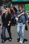 Уличная мода в Минске. Начало осени. Часть 1 (наряды и образы: джинсовая куртка, голубые джинсы, чёрная сумка, серые кеды, белый шнурок, чёрный жакет, серая блуза, синие джинсы)