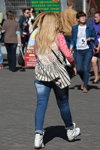 Straßenmode in Minsk. 09/2013. Teil 1 (Looks: gestreifter rot-weißer Pullover, blaue Jeans, weiße boots, Weste aus Strickware)