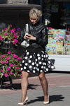 Straßenmode in Minsk. 09/2013. Teil 1 (Looks: schwarz-weißer Rock mit Tupfen, weiße Handtasche, Beige Pumps, hautfarbene transparente Strumpfhose, schwarze Lederjacke)