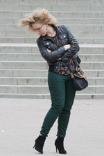 Moda uliczna w Mińsku. 04/2013. Część 2 (ubrania i obraz: kurtka czarna, spodnie zielone, kozaki czarne)