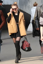 Straßenmode in Minsk. 04/2013. Teil 2 (Looks: schwarzes Kleid, sandfarbener Umhang, schwarze Overknees, , schwarze transparente Strumpfhose, Chignon, Sonnenbrille)