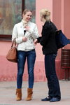 Straßenmode in Minsk. 04/2013. Teil 2 (Looks: weiße Jacke, braune Handtasche, blaue Jeans, schwarzer Blazer, blaue Ballerinas, blaue Jeans, blaue Handtasche, blonde Haare)