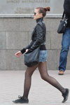 Straßenmode in Minsk. 04/2013. Teil 2 (Looks: Chignon, schwarze Handtasche, himmelblaue Jeans-Shorts, schwarze transparente Strumpfhose, schwarzSneakers, schwarze Lederjacke)