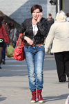 Весенняя мода на улицах Минска. Апрель. Часть 2 (наряды и образы: чёрная куртка, синие джинсы, красная сумка)