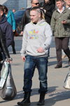 Moda uliczna w Mińsku. 04/2013. Część 2 (ubrania i obraz: bluza z kapturem szara, jeansy niebieskie)