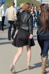 Straßenmode in Minsk. 04/2013. Teil 2 (Looks: Beige Strumpfhose mit Naht, Chignon, schwarzer Rock, schwarze Lederjacke)