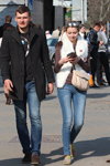Straßenmode in Minsk. 04/2013. Teil 2 (Looks: schwarzer Mantel, schwarzes T-shirt, blaue Jeans, braune Pumps, weiße Weste aus Pelz, brauner Pullover, blaue Jeans, Beige Handtasche, Beige Pumps)