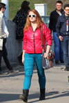 Straßenmode in Minsk. 04/2013. Teil 2 (Looks: schwarze Stiefel, aquamarine Jeans, himbeerfarbene Jacke mit Reißverschluss)