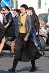 Moda uliczna w Mińsku. 04/2013. Część 2 (ubrania i obraz: spódnica midi czarna, kozaki czarne)