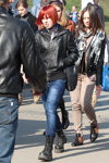 Moda uliczna w Mińsku. 04/2013. Część 2 (ubrania i obraz: jeansy niebieskie, skórzana kurtka czarna)