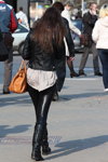 Moda uliczna w Mińsku. 04/2013. Część 2 (ubrania i obraz: kozaki czarne, skórzane spodnie czarne)