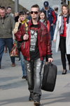 Moda uliczna w Mińsku. 04/2013. Część 2 (ubrania i obraz: koszulka z nadrukiem czarna, jeansy szare, kurtka bordowa)