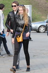 Straßenmode in Minsk. 04/2013. Teil 2 (Looks: gelbe Handtasche, schwarze Hose, schwarze Pumps, schwarze Lederjacke)