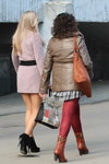 Весенняя мода на улицах Минска. Апрель. Часть 2 (наряды и образы: розовое пальто, чёрные ботильоны, блонд (цвет волос), красные колготки, рыжие сапоги, рыжая сумка)