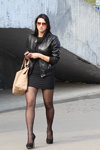 Straßenmode in Minsk. 04/2013. Teil 2 (Looks: schwarze transparente Strumpfhose, schwarze Pumps, schwarzes Mini Kleid, Beige Handtasche, Sonnenbrille, schwarze Lederjacke)