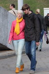 Straßenmode in Minsk. 04/2013. Teil 2 (Looks: rosane Jacke, himmelblaue Jeans, orange boots, gelber Schal, blonde Haare, blaue Jeans, graue Pumps, schwarze Jacke)