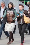 Straßenmode in Minsk. 04/2013. Teil 2 (Looks: braune Weste mit Ornament-Muster, brauner Blazer, schwarze Hose)