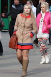 Straßenmode in Minsk. 04/2013. Teil 2 (Looks: braune Handtasche, Beige Mantel, hautfarbene transparente Strumpfhose, gesteppte Fuchsia Jacke, weiße bedruckte Strumpfhose)