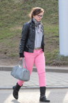 Весняна мода на вулицях Мінська. Квітень. Частина 2 (наряди й образи: рожеві джинси, сіра сумка, чорні чоботи, чорна шкіряна куртка)