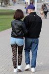 Straßenmode in Minsk. 04/2013. Teil 2 (Looks: himmelblaue Mikro Shorts, weiße Sneakers, schwarze Jacke, schwarze durchbrochen Strumpfhose, blaue Jeans)