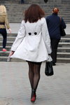 Straßenmode in Minsk. 04/2013. Teil 2 (Looks: weißer Trenchcoat, schwarze Handtasche, schwarze Strumpfhose mit Naht, schwarze Pumps)