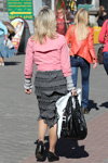 Уличная мода в Минске. Начало осени. Часть 2 (наряды и образы: серая юбка, розовый жакет)