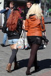 Straßenmode in Minsk. 09/2013. Teil 2 (Looks: schwarze Jacke, himmelblaue Jeans-Shorts, braune Stiefel, weiße bedruckte Handtasche, graue Baumwollstrümpfe, , schwarzer Rock)