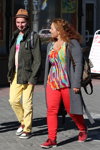 Вулична мода в Мінську. Початок осені. Частина 2 (наряди й образи: коричнева капелюх, жовті джинси, трикотажний сірий кардиган, червоні джинси, червоні кросівки, блуза з принтом)