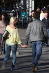 Moda uliczna w Mińsku. 09/2013. Część 2 (ubrania i obraz: jeansy błękitne, pulower żółty, blond (kolor włosów))
