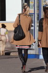 Вулична мода в Мінську. Початок осені. Частина 2 (наряди й образи: коричневий кардиган, чорні колготки, чорна сумка, чорні туфлі, кінський хвіст (зачіска))