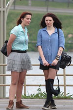 Moda en la calle en Minsk. 05/2013 (looks: , falda gris corta, blusa azul claro, short negro, bolso negro, calcetines altos negros, )