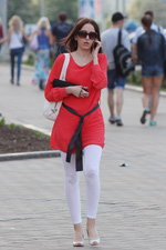 Moda uliczna w Mińsku. Upalny maj 2013 (ubrania i obraz: pasek czarny, tunika czerwona, sandały białe, okulary przeciwsłoneczne, bawełniane legginsy białe)