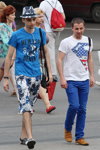 Уличная мода в Минске. Жаркий май 2013 (наряды и образы: цветочная шляпа, синяя футболка с принтом, белые цветочные шорты, белая футболка с принтом, синие джинсы)